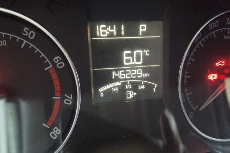 Used Skoda Rapid Spaceback 2014 1.4 TSI DSG Trend Edition Odometer Close Up