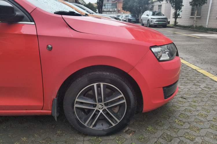 Used Skoda Rapid Spaceback 2014 1.4 TSI DSG Trend Edition Right Front Wheel Hub