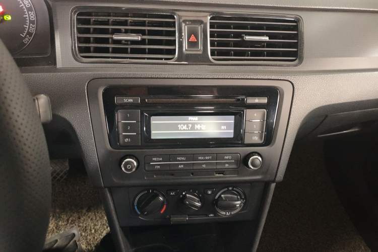 Used Skoda Rapid Spaceback 2014 1.6L Automatic Enjoyment Edition Audio And AC Panel