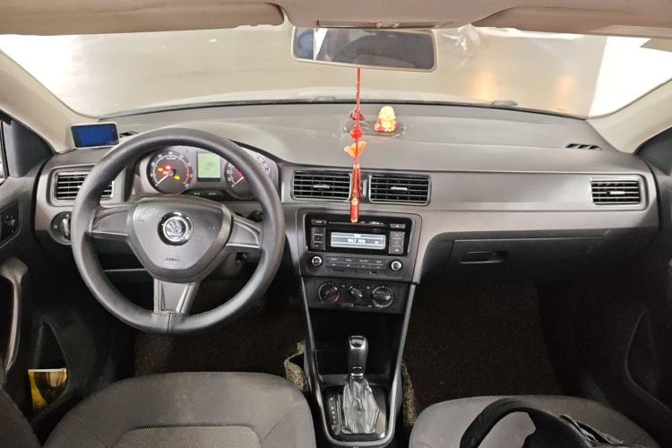 Used Skoda Rapid Spaceback 2014 1.6L Automatic Enjoyment Edition Center Console