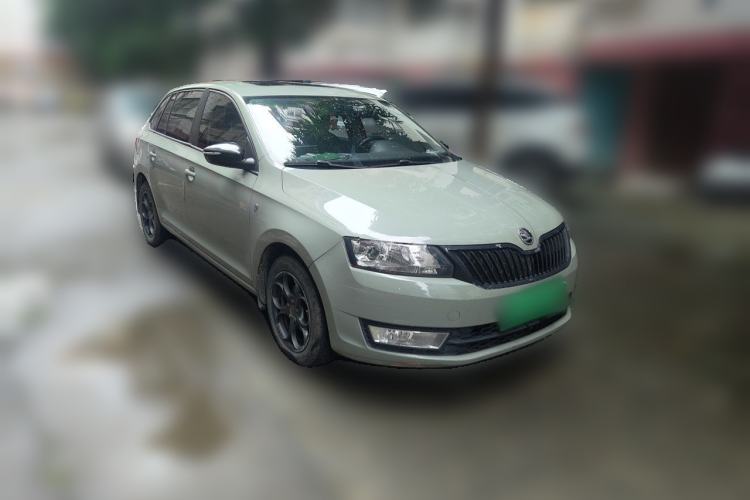 Used Skoda Rapid Spaceback 2014 1.6L Automatic Enjoyment Edition Front Right 45 Deg