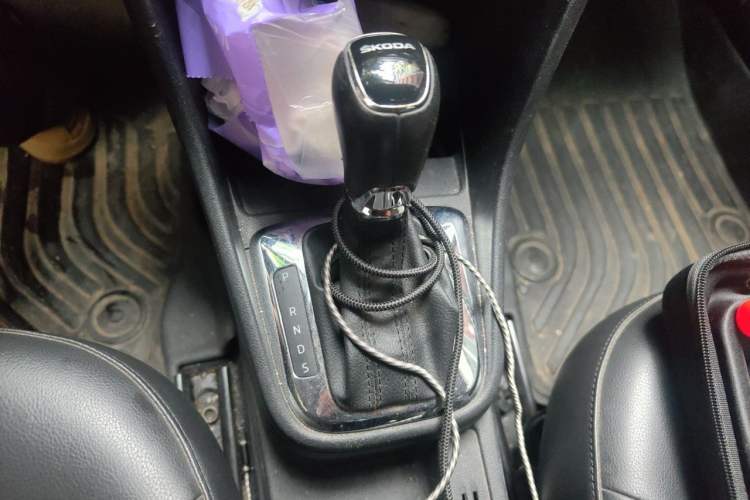 Used Skoda Rapid Spaceback 2014 1.6L Automatic Enjoyment Edition Gear Lever