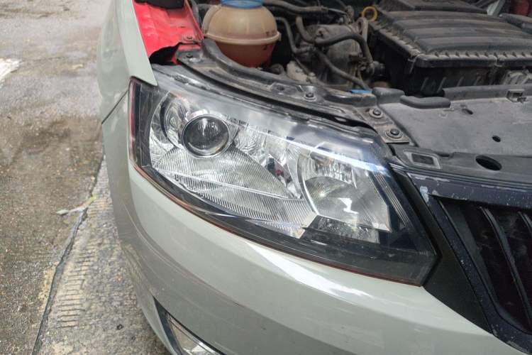 Used Skoda Rapid Spaceback 2014 1.6L Automatic Enjoyment Edition Right Front Headlight