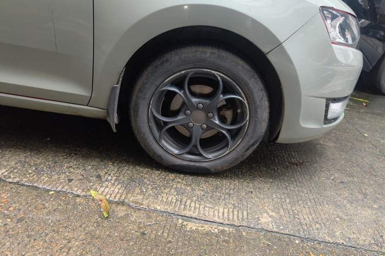 Used Skoda Rapid Spaceback 2014 1.6L Automatic Enjoyment Edition Right Front Wheel Hub