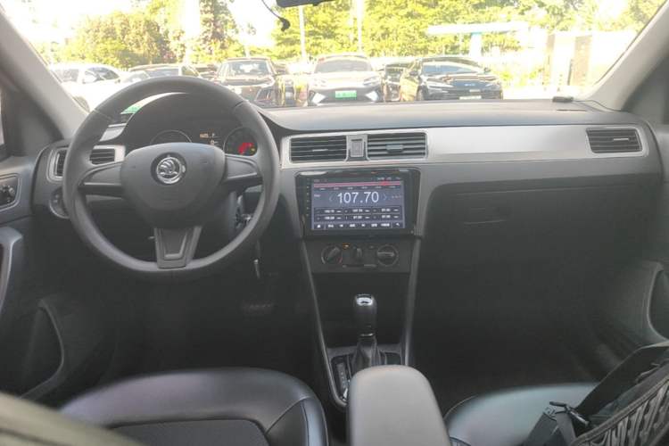 Used Skoda Rapid Spaceback 2014 1.6L Automatic Enjoyment Edition Center Console