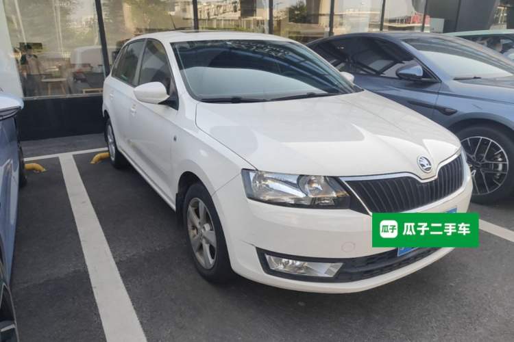Used Skoda Rapid Spaceback 2014 1.6L Automatic Enjoyment Edition Front Right 45 Deg