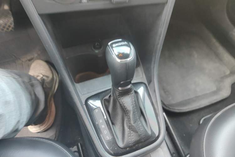 Used Skoda Rapid Spaceback 2014 1.6L Automatic Enjoyment Edition Gear Lever