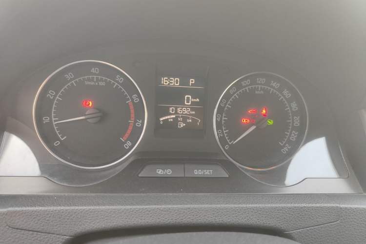 Used Skoda Rapid Spaceback 2014 1.6L Automatic Enjoyment Edition Odometer Close Up