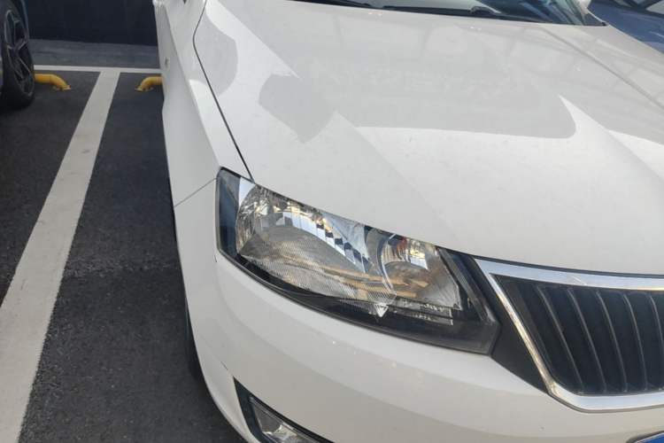 Used Skoda Rapid Spaceback 2014 1.6L Automatic Enjoyment Edition Right Front Headlight