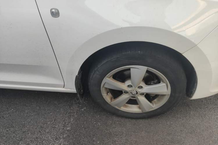 Used Skoda Rapid Spaceback 2014 1.6L Automatic Enjoyment Edition Right Front Wheel Hub
