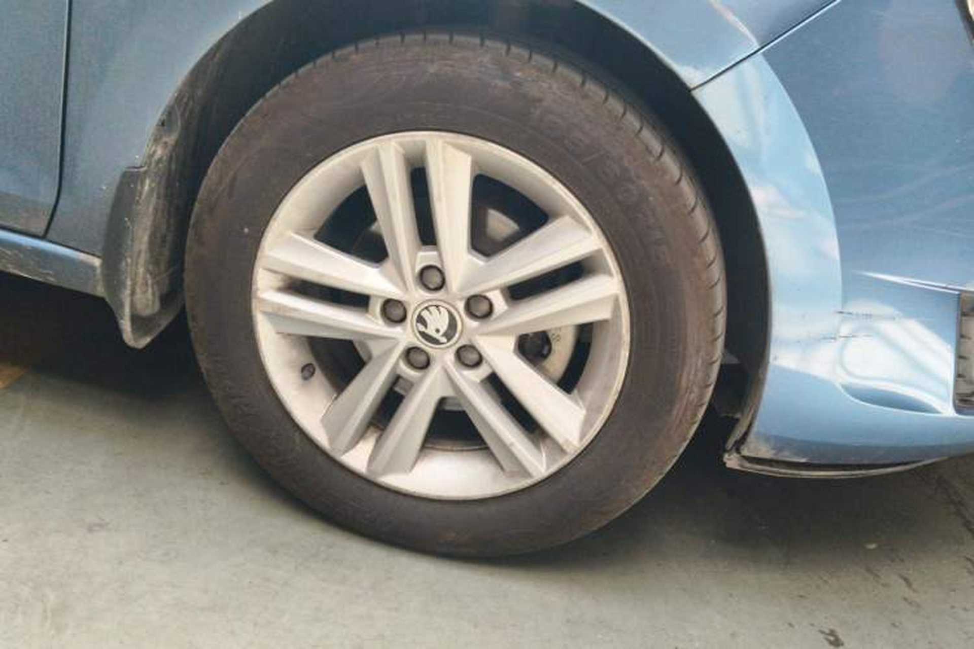 Used Skoda Rapid Spaceback 2014 1.6L Automatic Enjoyment Edition Right Front Wheel Hub