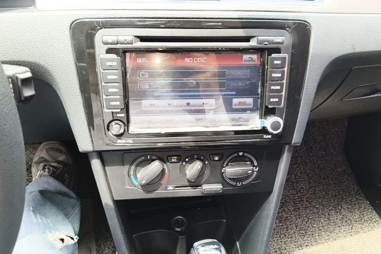Used Skoda Rapid Spaceback 2014 1.6L Automatic Enjoyment Edition Audio And AC Panel