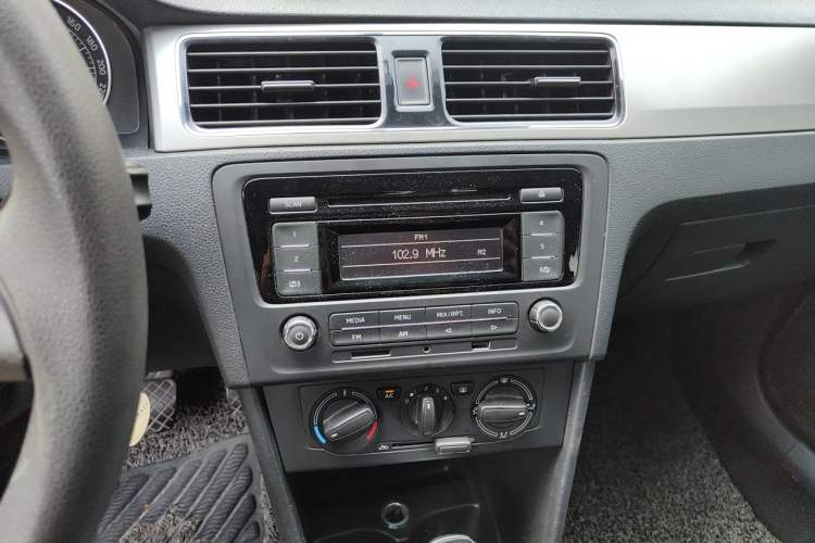 Used Skoda Rapid Spaceback 2014 1.6L Automatic Enjoyment Edition Audio And AC Panel