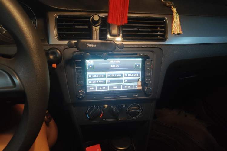 Used Skoda Rapid Spaceback 2014 1.6L Manual Enjoyment Edition Audio And AC Panel