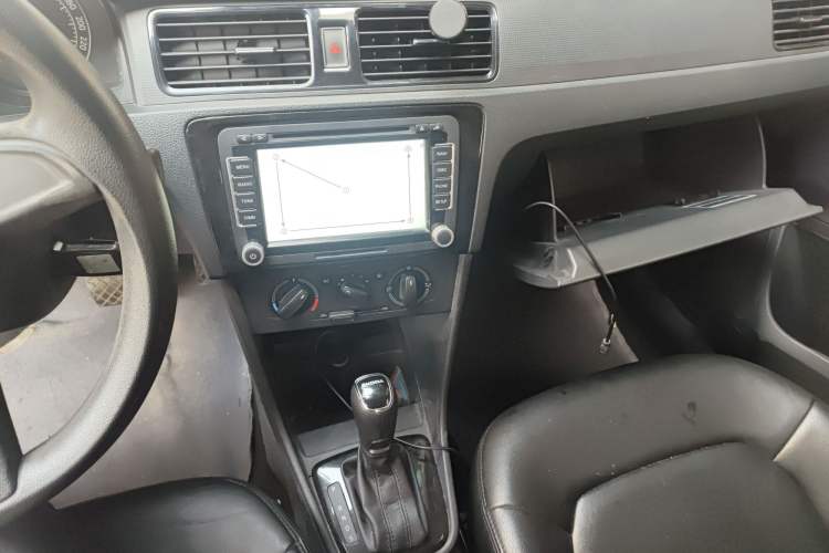Used Skoda Rapid Spaceback 2014 1.6L Automatic Enjoyment Edition Audio And AC Panel