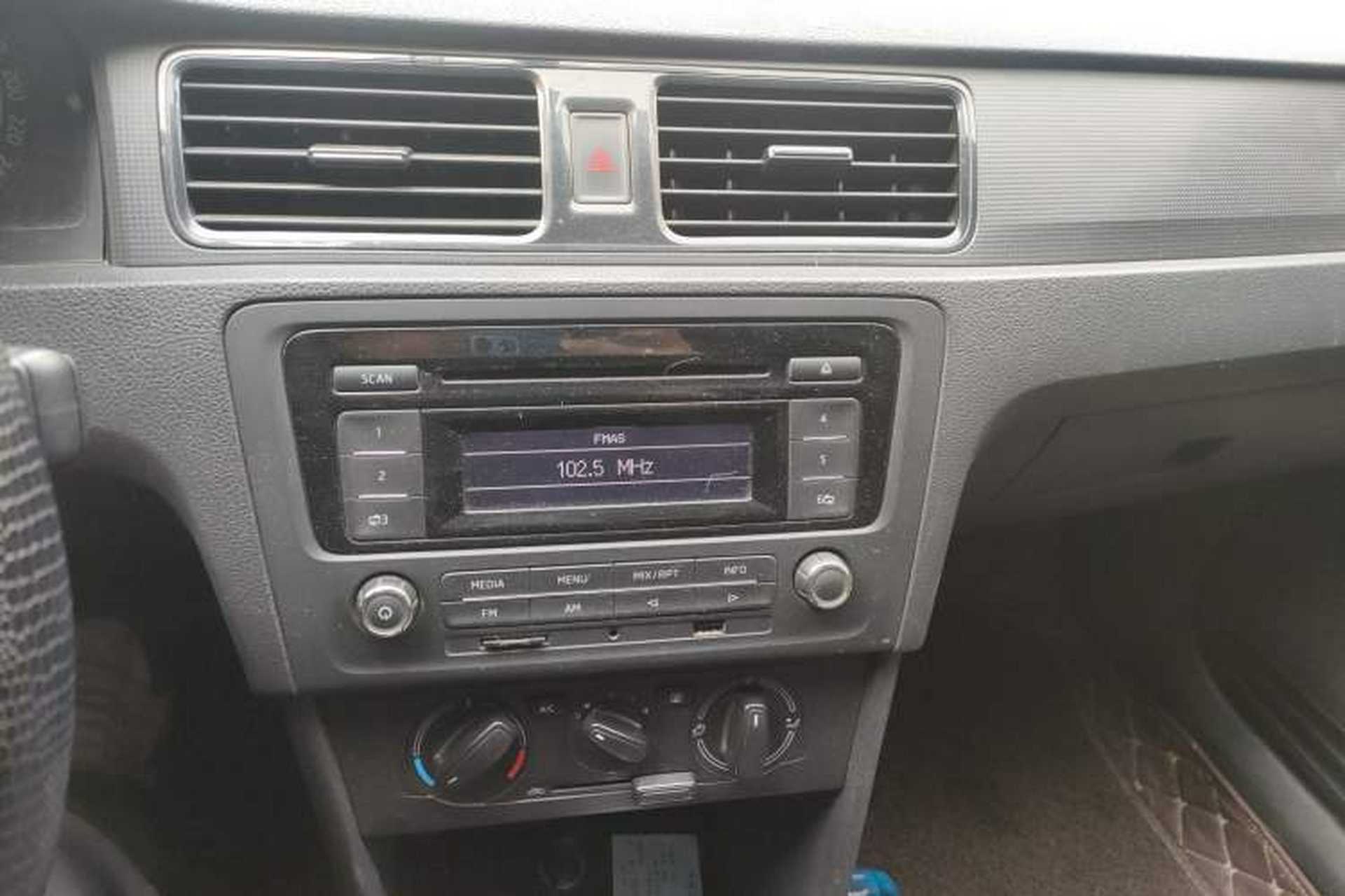 Used Skoda Rapid Spaceback 2014 1.6L Automatic Enjoyment Edition Audio And AC Panel