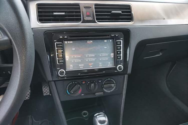 Used Skoda Rapid Spaceback 2014 1.6L Automatic Enjoyment Edition Audio And AC Panel