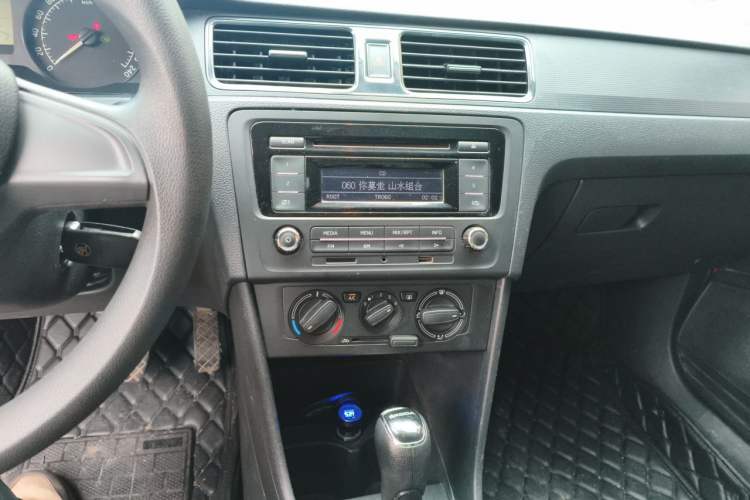 Used Skoda Rapid Spaceback 2014 1.6L Automatic Enjoyment Edition Audio And AC Panel