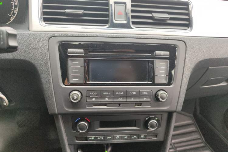 Used Skoda Rapid Spaceback 2014 1.4 TSI DSG Trend Edition Audio And AC Panel