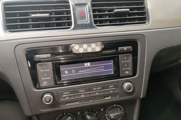 Used Skoda Rapid Spaceback 2014 1.6L Automatic Enjoyment Edition Audio And AC Panel