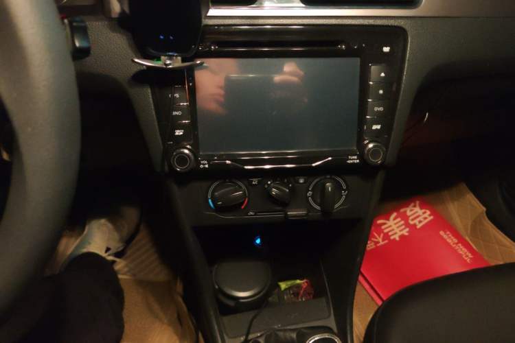 Used Skoda Rapid Spaceback 2014 1.6L Manual Enjoyment Edition Audio And AC Panel