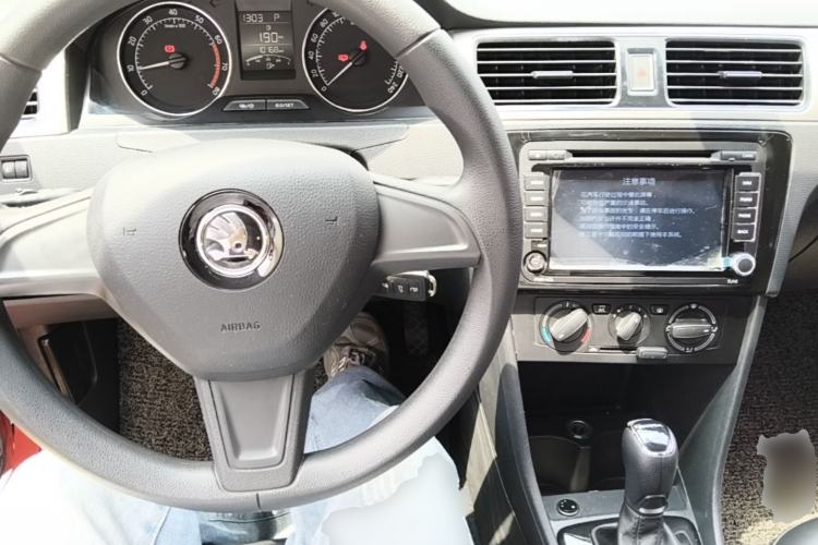 Used Skoda Rapid Spaceback 2014 1.6L Automatic Enjoyment Edition Center Console