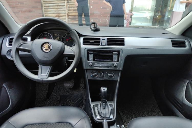 Used Skoda Rapid Spaceback 2014 1.6L Automatic Enjoyment Edition Center Console