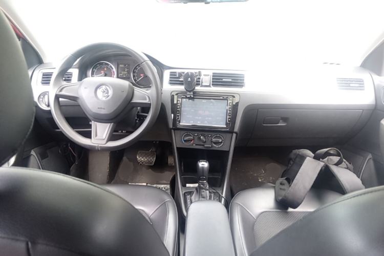 Used Skoda Rapid Spaceback 2014 1.6L Automatic Enjoyment Edition Center Console