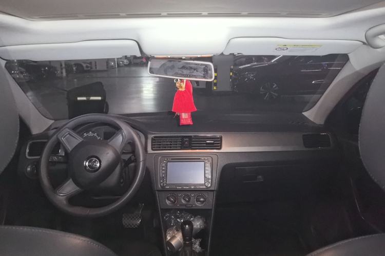Used Skoda Rapid Spaceback 2014 1.6L Automatic Enjoyment Edition Center Console