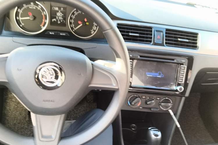 Used Skoda Rapid Spaceback 2014 1.6L Automatic Enjoyment Edition Center Console