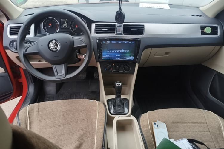 Used Skoda Rapid Spaceback 2014 1.6L Automatic Enjoyment Edition Center Console