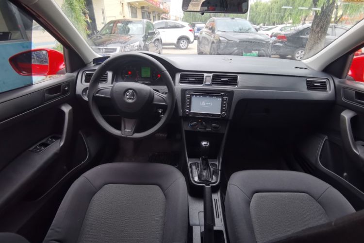 Used Skoda Rapid Spaceback 2014 1.6L Automatic Enjoyment Edition Center Console