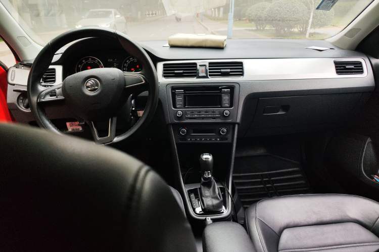 Used Skoda Rapid Spaceback 2014 1.4 TSI DSG Trend Edition Center Console