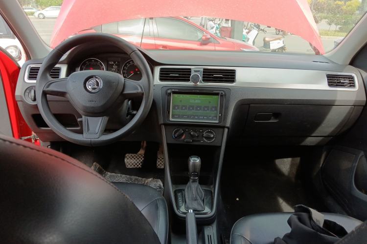 Used Skoda Rapid Spaceback 2014 1.6L Automatic Enjoyment Edition Center Console