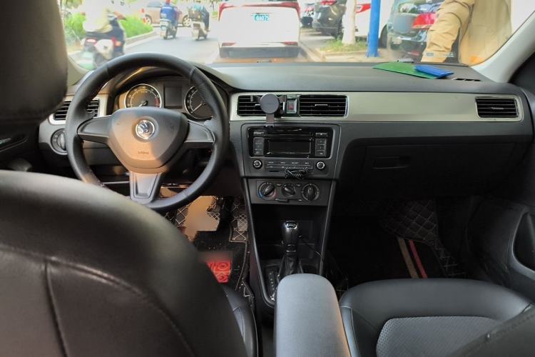 Used Skoda Rapid Spaceback 2014 1.6L Automatic Enjoyment Edition Center Console