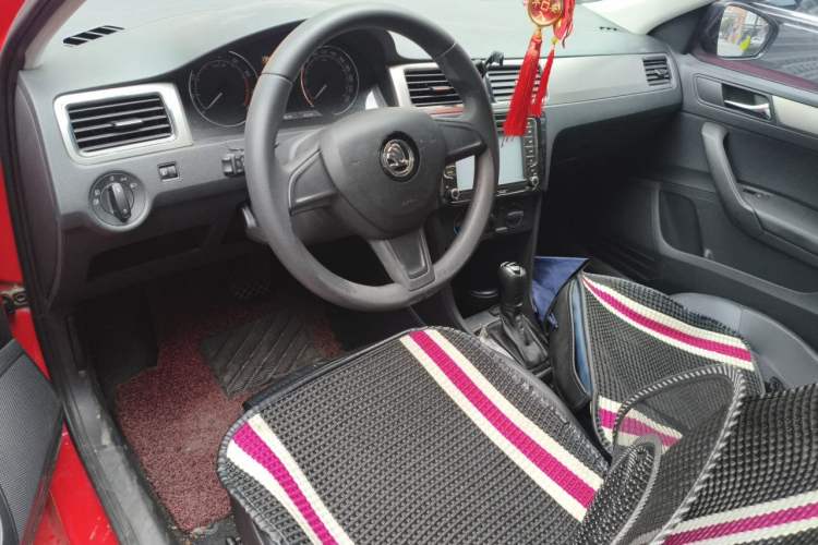 Used Skoda Rapid Spaceback 2014 1.6L Automatic Enjoyment Edition Center Console