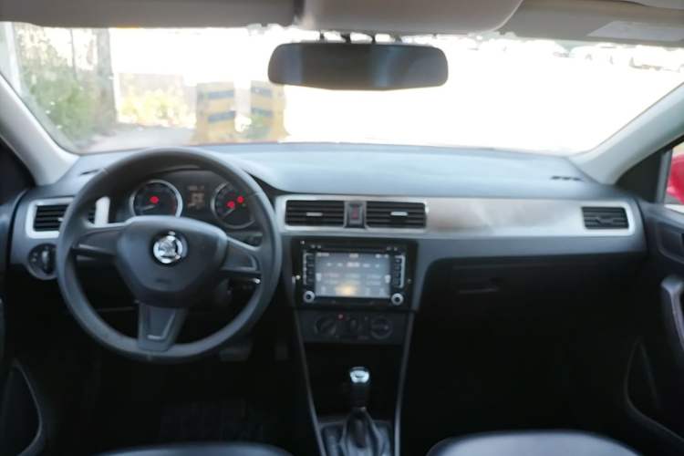 Used Skoda Rapid Spaceback 2014 1.6L Automatic Enjoyment Edition Center Console