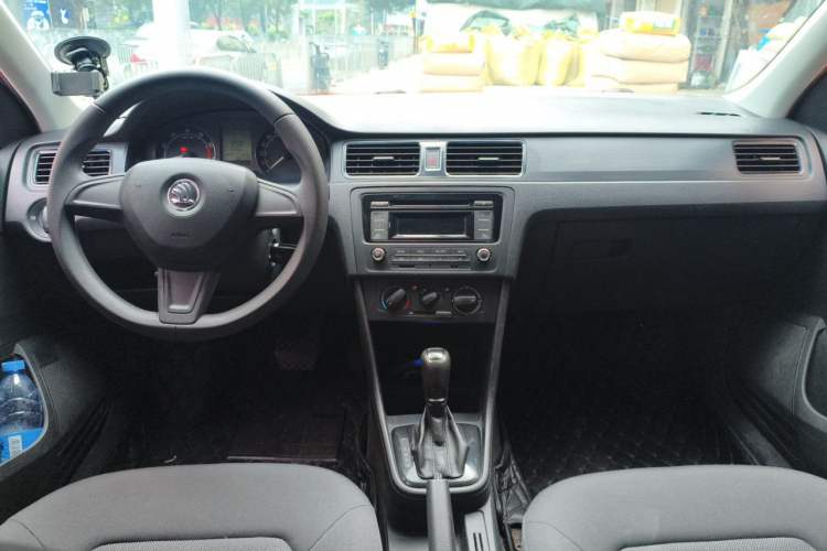 Used Skoda Rapid Spaceback 2014 1.6L Automatic Enjoyment Edition Center Console