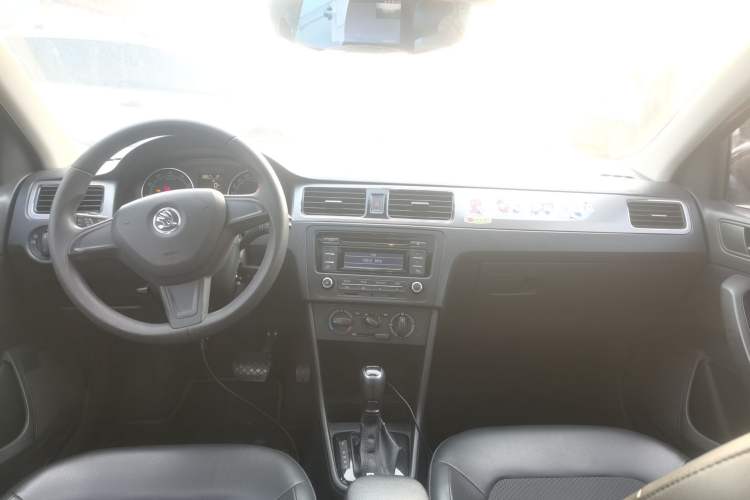 Used Skoda Rapid Spaceback 2014 1.6L Automatic Enjoyment Edition Center Console