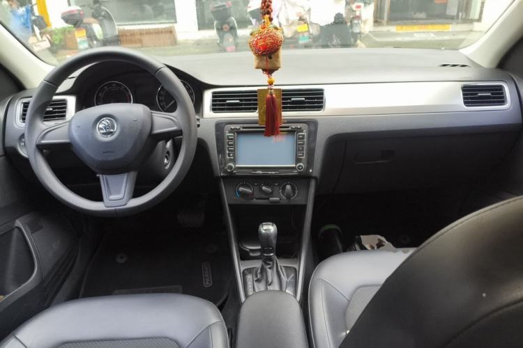Used Skoda Rapid Spaceback 2014 1.6L Automatic Enjoyment Edition Center Console