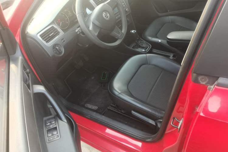 Used Skoda Rapid Spaceback 2014 1.6L Automatic Enjoyment Edition Driver Seat