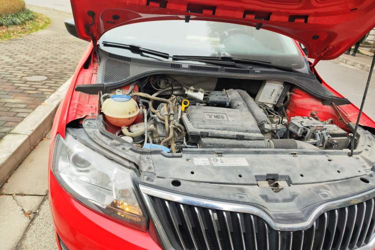 Used Skoda Rapid Spaceback 2014 1.4 TSI DSG Trend Edition Engine Bay Right