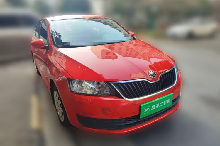 Used Skoda Rapid Spaceback 2014 1.6L Automatic Enjoyment Edition Front Right 45 Deg