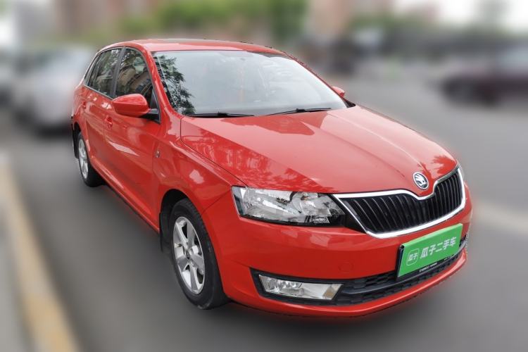 Used Skoda Rapid Spaceback 2014 1.6L Automatic Enjoyment Edition Front Right 45 Deg