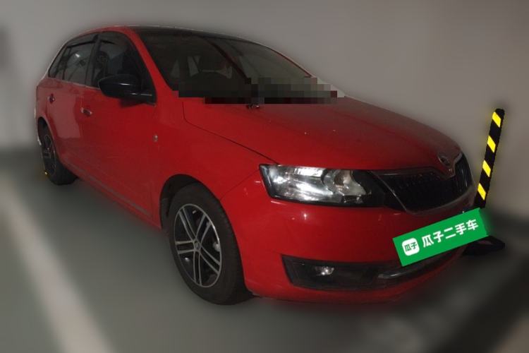 Used Skoda Rapid Spaceback 2014 1.6L Manual Enjoyment Edition Front Right 45 Deg