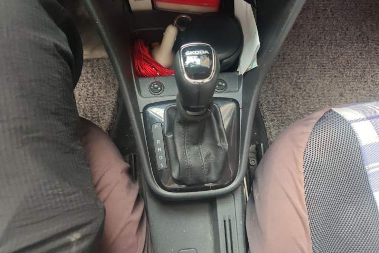 Used Skoda Rapid Spaceback 2014 1.6L Automatic Enjoyment Edition Gear Lever