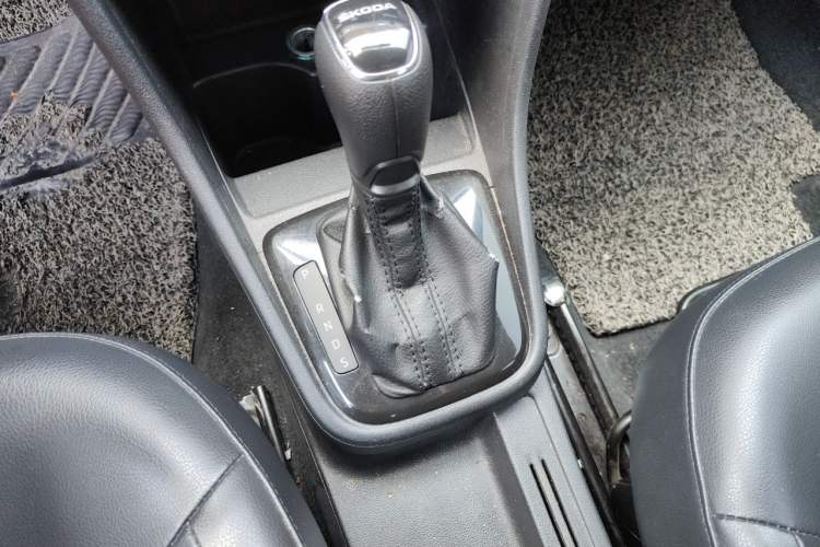 Used Skoda Rapid Spaceback 2014 1.6L Automatic Enjoyment Edition Gear Lever