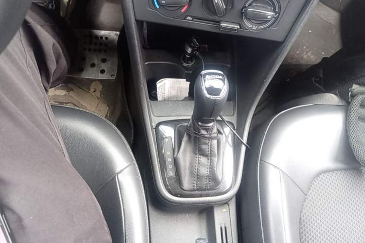 Used Skoda Rapid Spaceback 2014 1.6L Automatic Enjoyment Edition Gear Lever