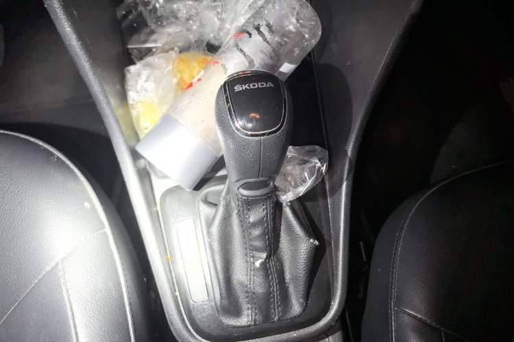 Used Skoda Rapid Spaceback 2014 1.6L Automatic Enjoyment Edition Gear Lever