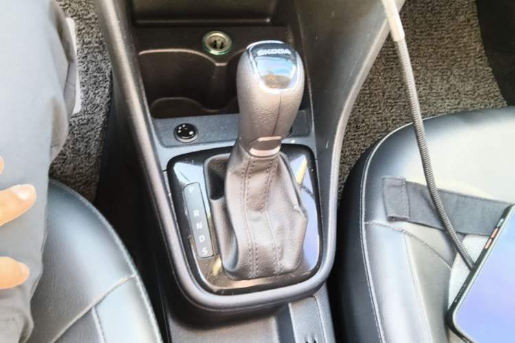Used Skoda Rapid Spaceback 2014 1.6L Automatic Enjoyment Edition Gear Lever